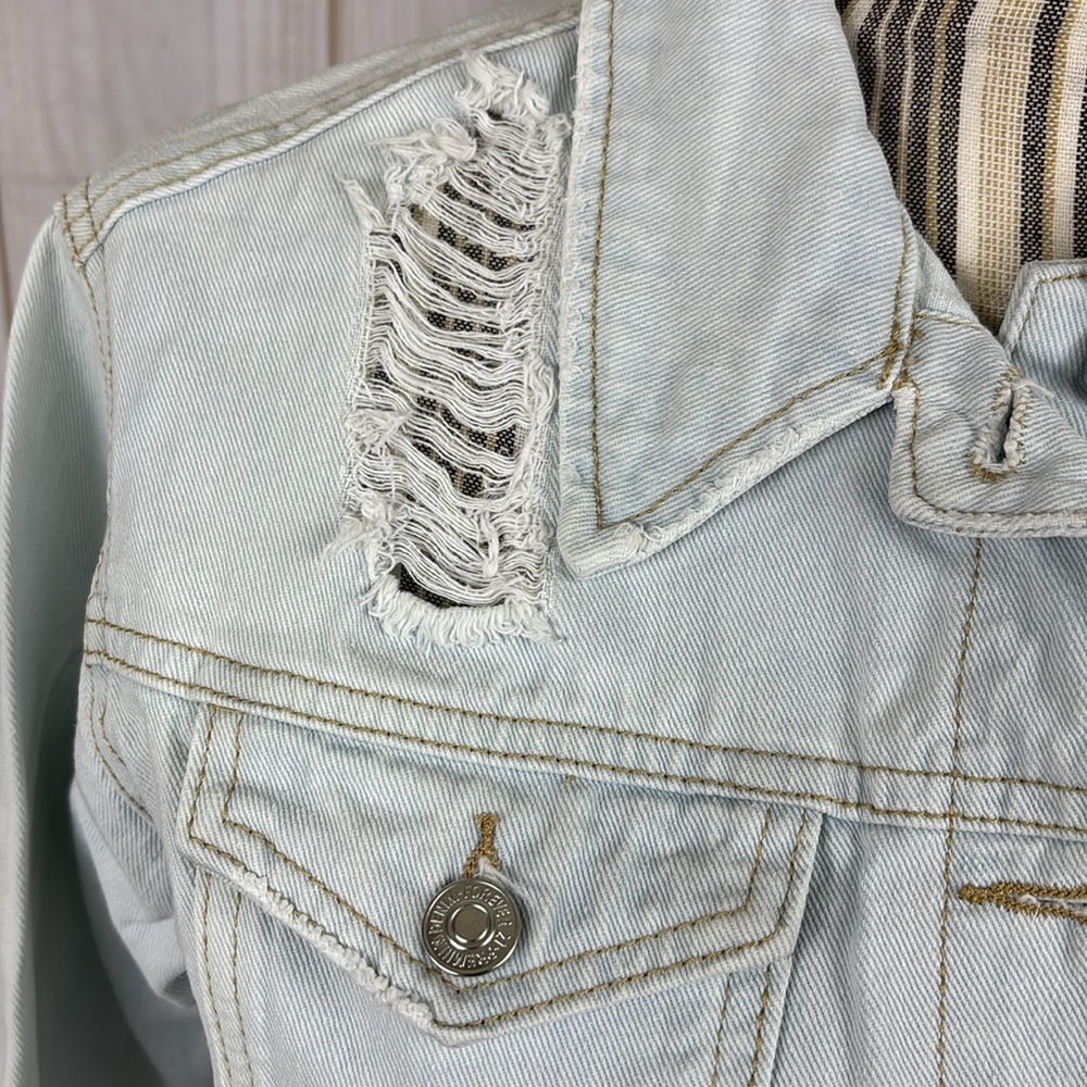 Forever 21 Denim Jacket Distressed Lightweight Trucker Jacket Blue Size Small - Picture 8 of 16